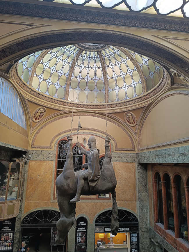 Escultura caballo al revés