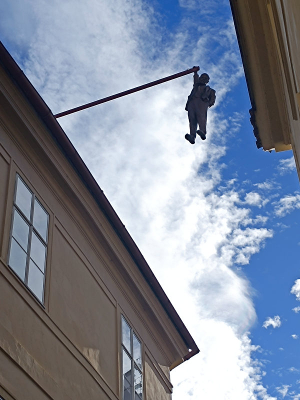 Escultura hombre colgado