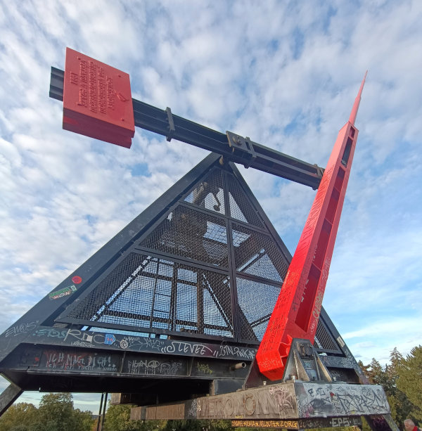 Escultura metrónomo