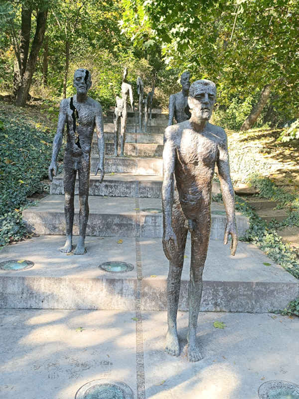 Escultura víctimas del comunismo