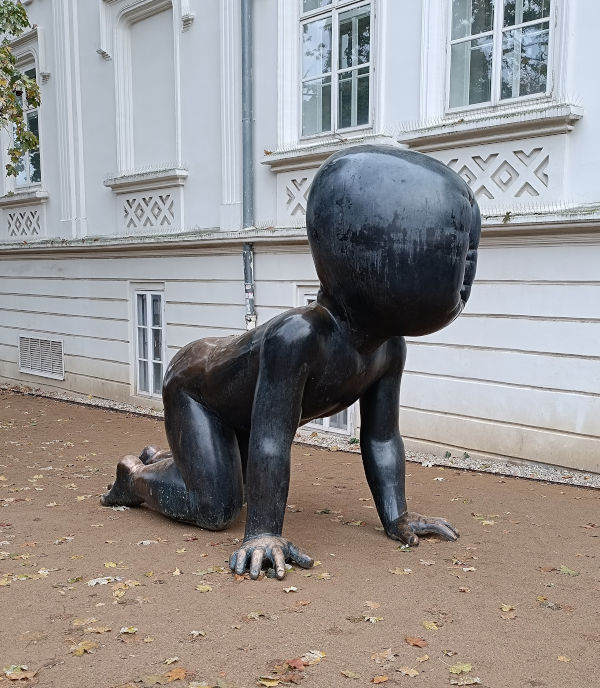 Escultura bebé isla Kampa